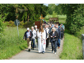 Bittprozession um den Kleinen Berg an Pfingstmontag (© Karl-Franz Thiede)